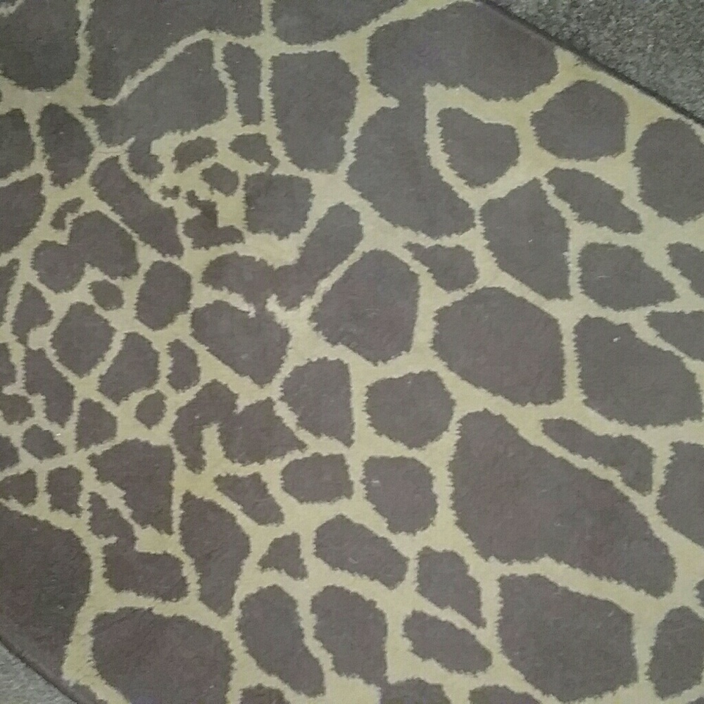 2 × 4 Giraffe Print Rug - Picture 5 of 5